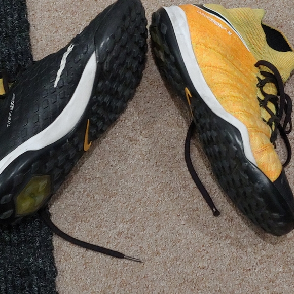 Soccer cleats - Picture 4 of 4